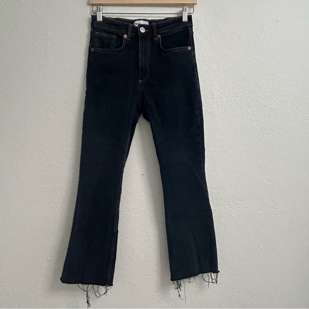 ZARA Black High Rise Cropped Flare Jeans Raw Hem Stretch Denim Size 6